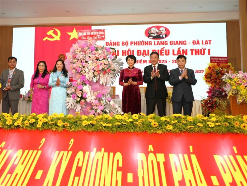Đồng chí Phạm Thị Phúc, Phó Bí thư Tỉnh ủy, Chủ tịch Uỷ ban MTTQ Việt Nam tỉnh Lâm Đồng tặng hoa chúc mừng Đại hội