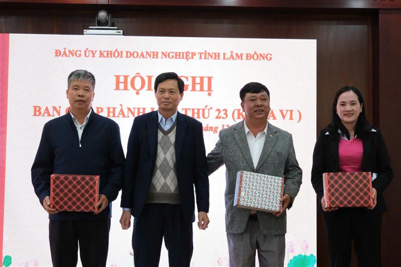 Tặng quà chia tay các đồng chí nghỉ hưu theo chế độ và chuyển công tác