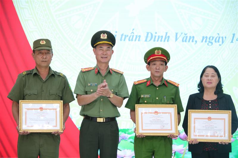 Tặng Giấy khen của Giám đốc Công an tỉnh cho các cá nhân, tập thể.