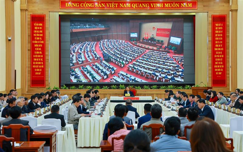 Các đại biểu theo dõi Hội nghị qua màn hình trực tuyến tại điểm cầu Tỉnh uỷ Lâm Đồng
