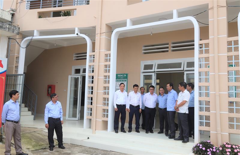 Đồng chí Tôn Thiện Đồng cùng đoàn công tác kiểm tra thực tế tại trụ sở UBND xã Đam B'ri (TP Bảo Lộc)