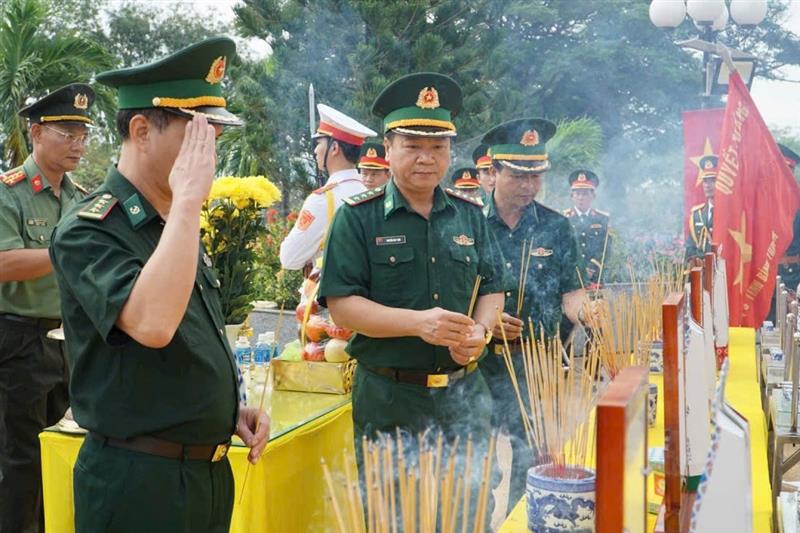 Lực lượng vũ trang tỉnh Lâm Đồng truy điệu, dâng hương đến các liệt sĩ tại Nghĩa trang Liệt sĩ Bình Thuận