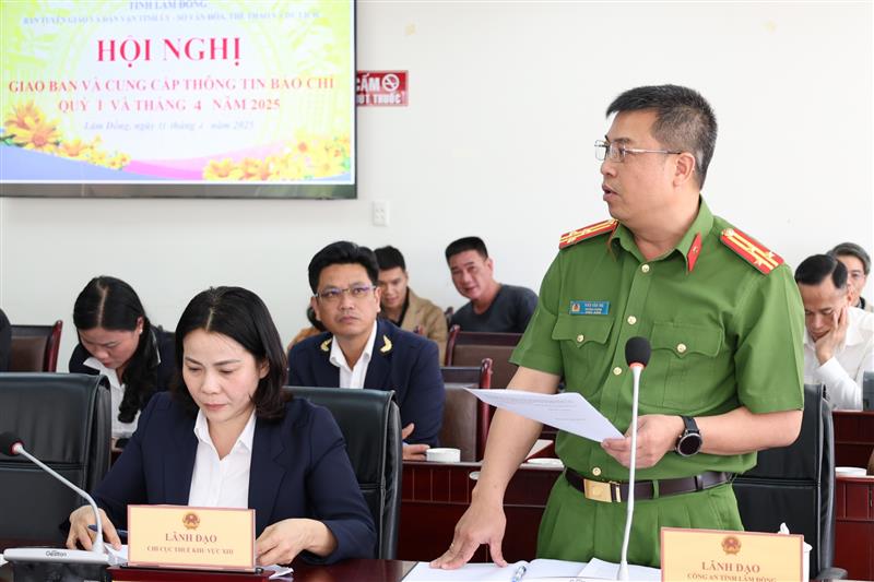 Đại diện lãnh đạo Công an tỉnh trả lời các câu hỏi liên quan 