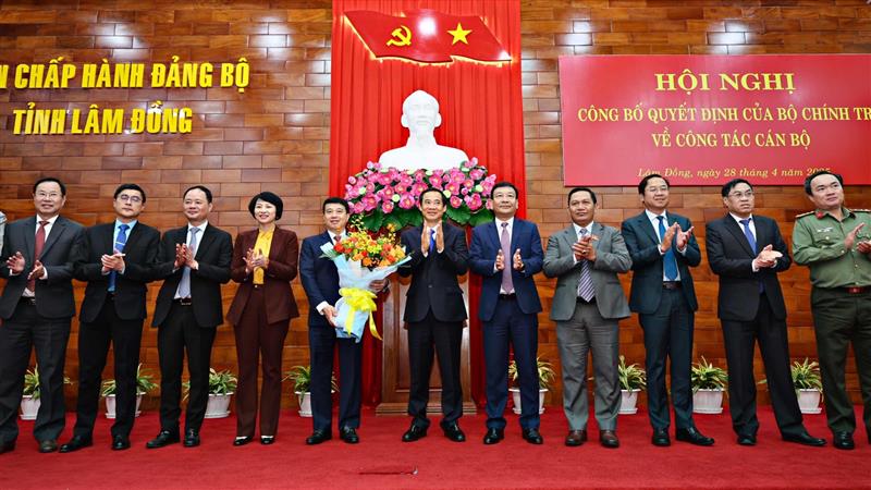 Ban Chấp hành Đảng bộ tỉnh Lâm Đồng tặng hoa chúc mừng đồng chí Y Thanh Hà Niê Kđăm - Ủy viên Trung ương Đảng, tân Bí thư Tỉnh ủy Lâm Đồng