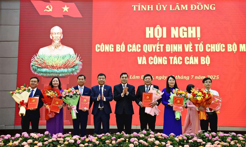 Trao quyết định bổ nhiệm đồng chí Nguyễn Vĩnh Phúc - Ủy viên Ban Chấp hành Đảng bộ tỉnh, Hiệu trưởng Trường Chính trị tỉnh Lâm Đồng giữ chức vụ Hiệu trưởng Trường Chính trị tỉnh Lâm Đồng và 5 đồng chí giữ chức vụ Phó Hiệu trưởng Trường Chính trị tỉnh