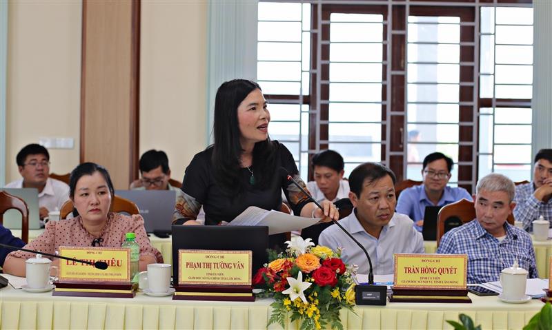 Đại diện lãnh đạo Sở Tài chính phát biểu.