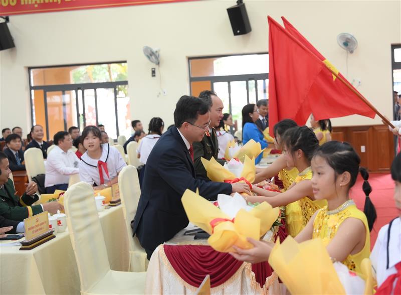 Các em thiếu nhi tặng hoa cho đại biểu tại Đại hội
