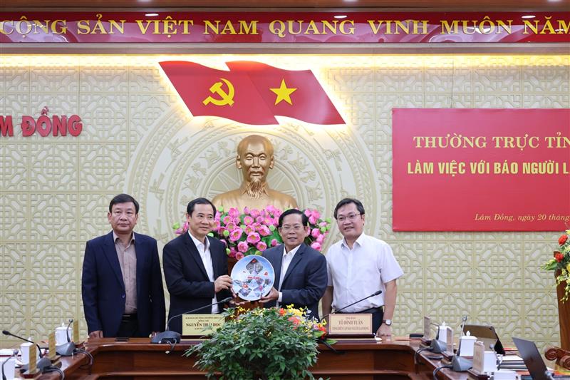 Báo Người Lao Động tặng quà lưu niệm cho tỉnh Lâm Đồng