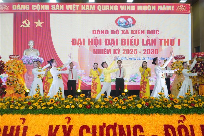 Văn nghệ chào mừng Đại hội