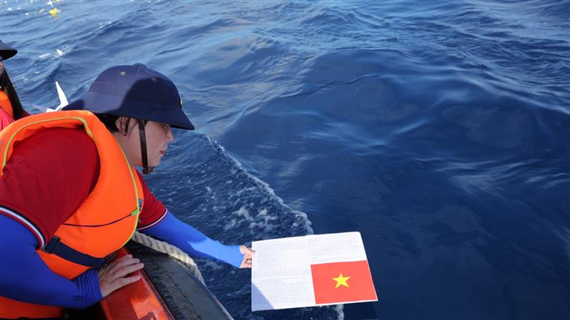 Các cán bộ, thành viên đoàn công tác thả hạc giấy và lời tri ân, tưởng niệm các canh hùng liệt sỹ hy sinh trên đảo Gạc Ma
