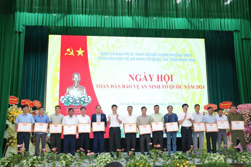 Tặng Giấy khen của UBND huyện Lâm Hà cho các tập thể.