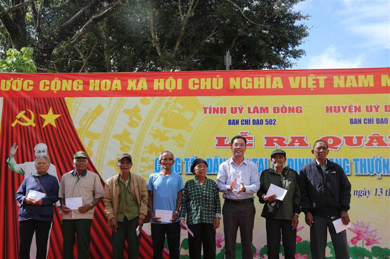 Ủy ban MTTQ Việt Nam huyện Di Linh tặng quà cho các hộ gia đình chính sách, hộ nghèo