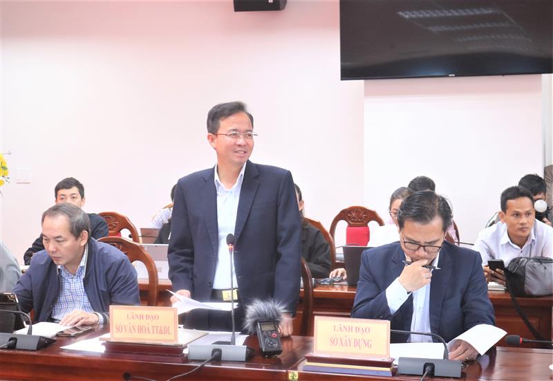 Giám đốc Sở Văn hóa, Thể thao và Du lịch Nguyễn Văn Lộc trả lời câu hỏi của các nhà báo.