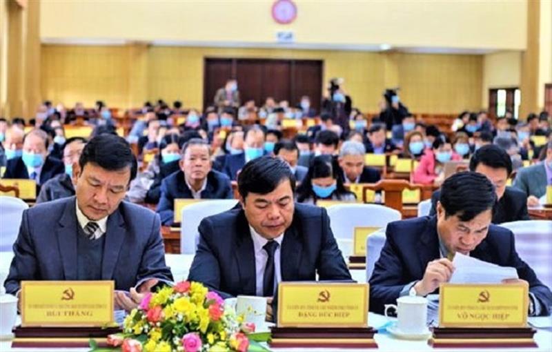 Các đại biểu nghiên cứu dự thảo nghị quyết tại kỳ họp