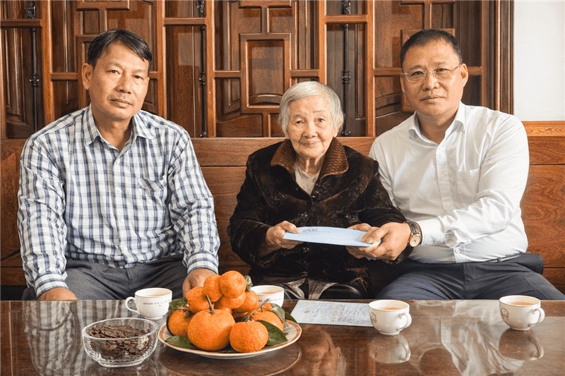 Ông Bùi Thanh Quang, Phó Giám đốc Báo và Phát thanh, Truyền hình Lâm Đồng thăm và tặng quà Tết cho Mẹ Việt Nam Anh hùng Nguyễn Thị Xuân