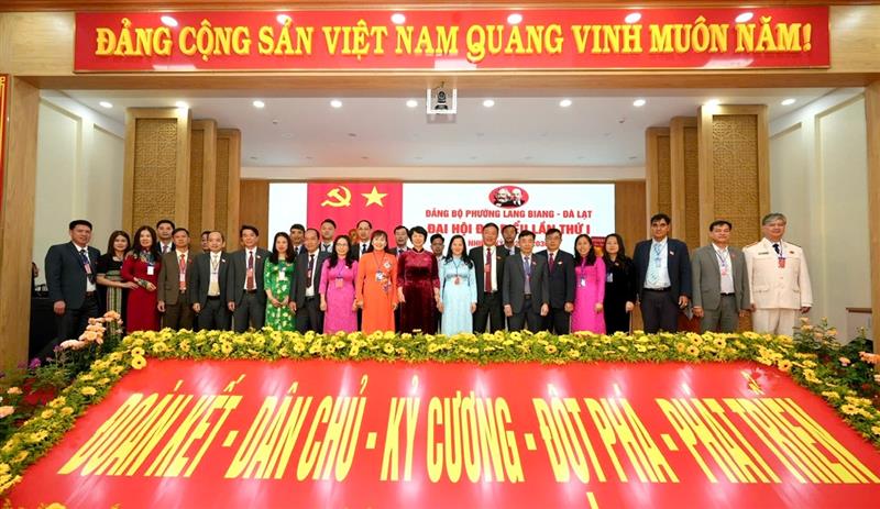 Đồng chí Phạm Thị Phúc, Phó Bí thư Tỉnh ủy, Chủ tịch Ủy ban MTTQ Việt Nam tỉnh Lâm Đồng và các đại biểu tỉnh chụp hình lưu niệm với Ban Chấp hành Đảng bộ phường Lang Biang - Đà Lạt