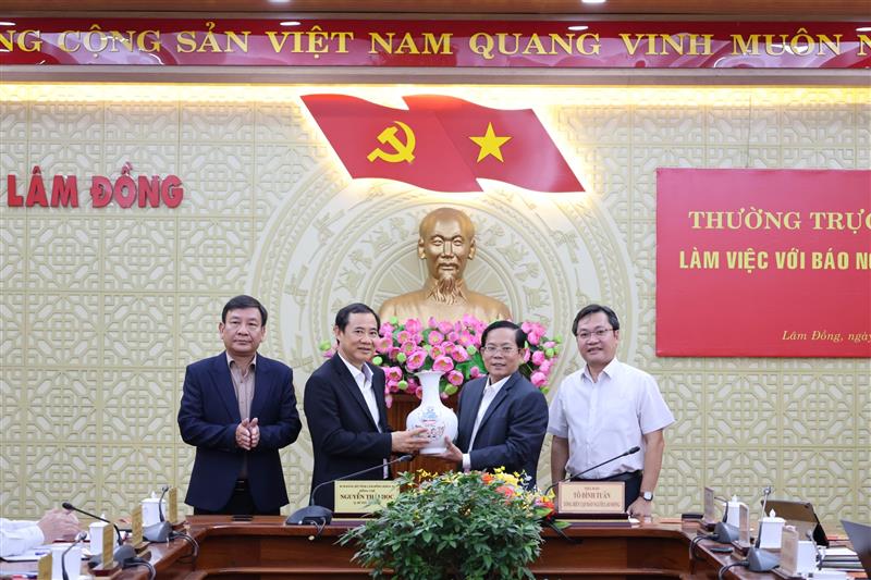 Báo Người Lao Động tặng quà lưu niệm cho tỉnh Lâm Đồng