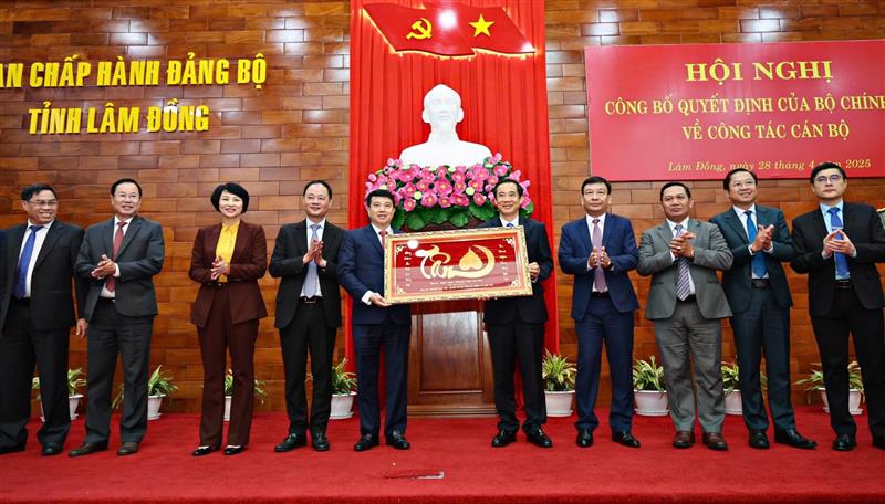 Đồng chí Y Thanh Hà Niê Kđăm - Ủy viên Trung ương Đảng, tân Bí thư Tỉnh ủy Lâm Đồng cùng Ban Thường vụ Tỉnh ủy Lâm Đồng tặng quà cho đồng chí Nguyễn Thái Học - Nguyên Quyền Bí thư Tỉnh uỷ Lâm Đồng được Bộ Chính trị phân công nhiệm vụ mới
