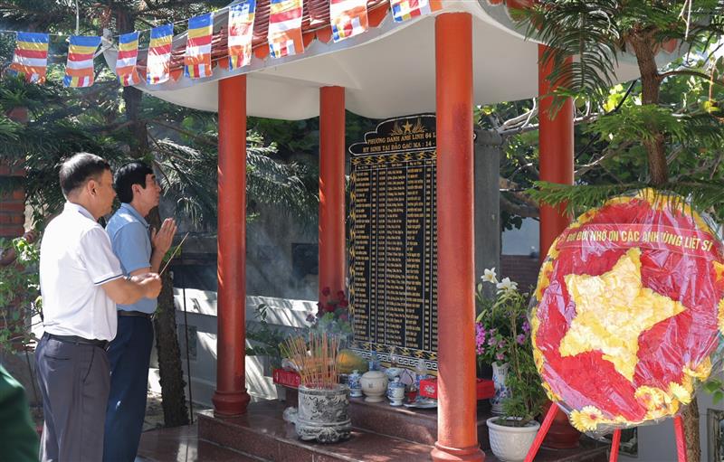 Phút lắng đọng của đồng chí Bùi Thắng - Phó Bí thư Tỉnh uỷ Lâm Đồng tại bia tưởng niệm 64 chiến sỹ hy sinh tại đảo Gạc Ma