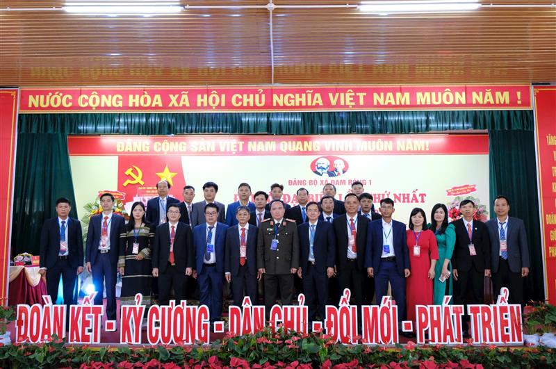 Các đồng chí lãnh đạo chụp hình với Ban chấp hành Đảng bộ xã Đam Rông 1