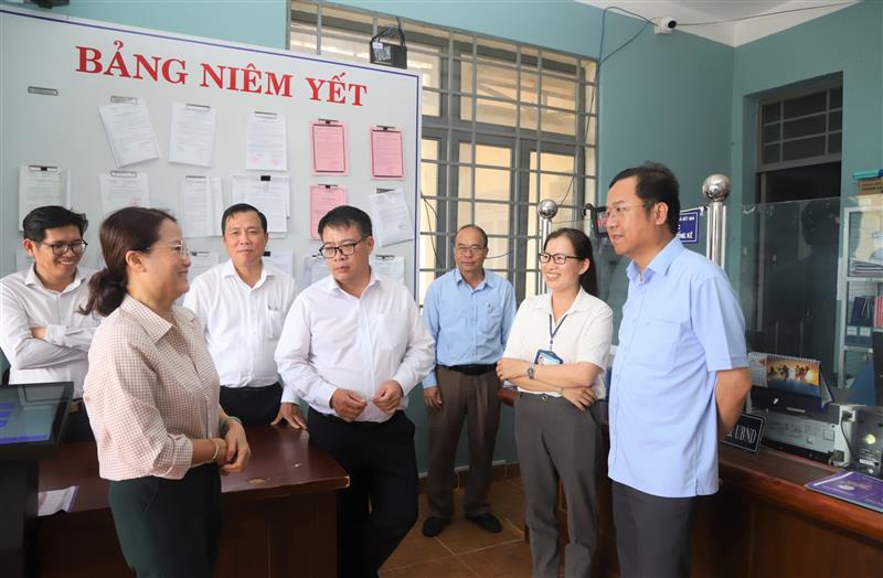 Đồng chí Tôn Thiện Đồng cùng đoàn công tác kiểm tra tại bộ phận một cửa xã Lộc Bảo (huyện Bảo Lâm)