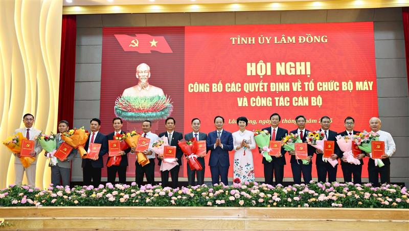 Trao quyết định bổ nhiệm đồng chí Lê Huy Toàn - Ủy viên Ban Chấp hành Đảng bộ tỉnh, Tổng Biên tập Báo và Phát thanh, truyền hình tỉnh Bình Thuận giữ chức vụ Tổng Biên tập Báo và Phát thanh, truyền hình tỉnh Lâm Đồng và 11 Phó Tổng Biên tập