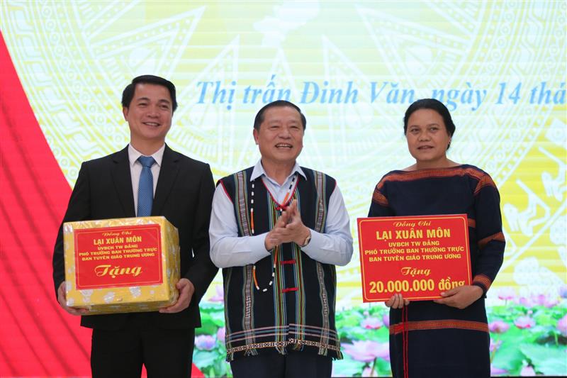 Đồng chí Lại Xuân Môn tặng quà cho tập thể UBND thị trấn Đinh Văn.