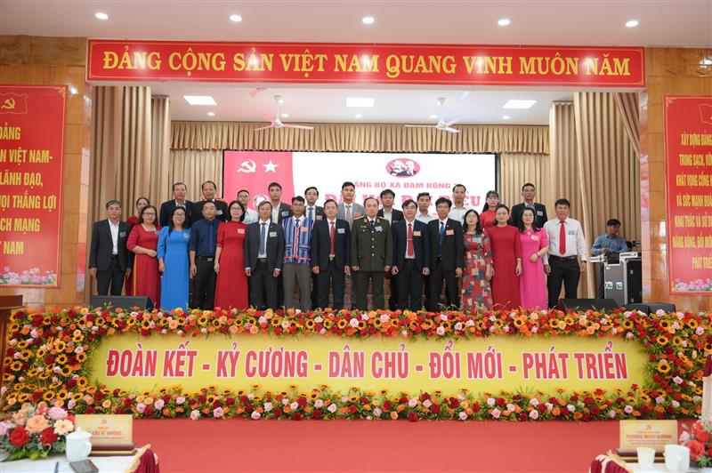Các đồng chí đại biểu chụp hình lưu niệm
