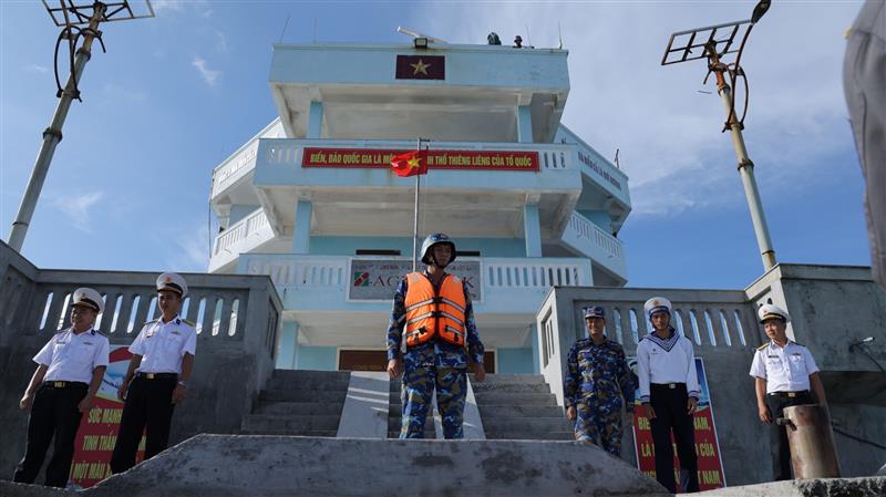 Cán bộ, chiến sỹ đảo Cô Lin chào đón đoàn công tác tỉnh Lâm Đồng đến thăm, tặng quà