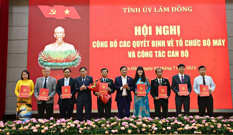 Trao quyết định bổ nhiệm giữ chức vụ Chánh Thanh tra tỉnh Lâm Đồng cho Ngô Kiểm và các đồng chí cấp phó