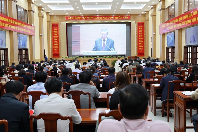 Hội nghị được kết nối đến điểm cầu các xã, phường, thị trấn trong toàn tỉnh