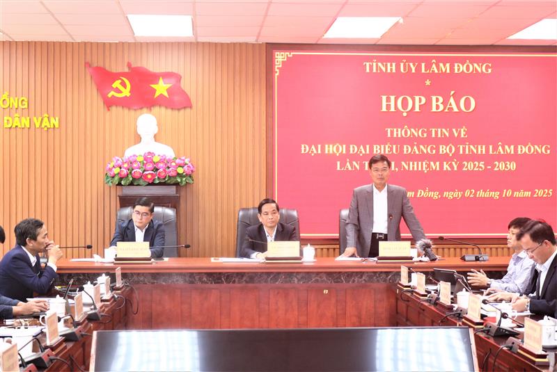 Đồng chí Đinh Văn Tuấn, Tỉnh ủy viên, Phó Chủ tịch UBND tỉnh trao đổi các vấn đề nhà báo quan tâm về Đại hội đại biểu Đảng bộ tỉnh Lâm Đồng lần thứ I.