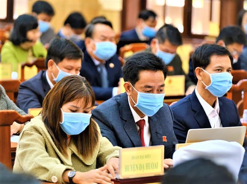 Hầu hết các đại biểu đều đeo khẩu trang để phòng, chống dịch Covid-19