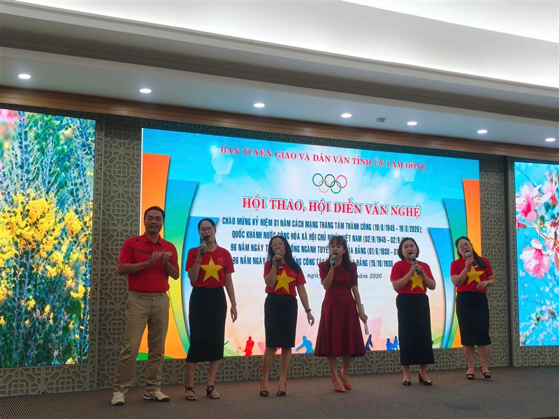Hội diễn văn nghệ với sự tham gia của các đội đã mang đến nhiều tiết mục được chuẩn bị công phu, thể hiện sự sáng tạo.