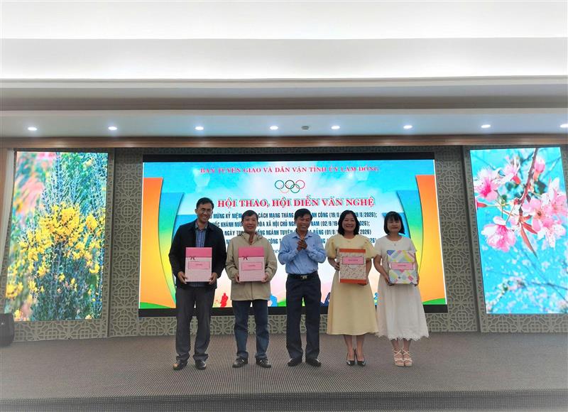 Đồng chí Huỳnh Minh Hải, Phó Trưởng Ban BanTuyên giáo và Dân vận Tỉnh ủy trao giải cho các tập thể đạt thành tích.