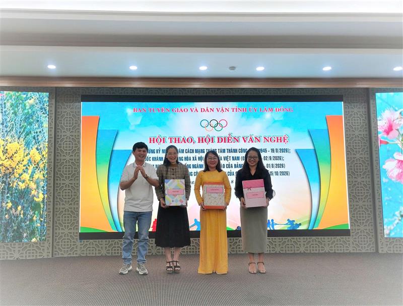 Đồng chí Châu Ngọc Lương, Tỉnh ủy viên, Phó Trưởng Ban Thường trực BanTuyên giáo và Dân vận Tỉnh ủy trao giải cho các tập thể đạt thành tích.