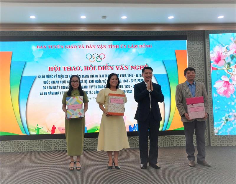 Đồng chí Bùi Huy Thành, Ủy viên Ban Thường vụ, Trưởng Ban Tuyên giáo và Dân vận Tỉnh ủy trao giải cho các tập thể đạt thành tích.