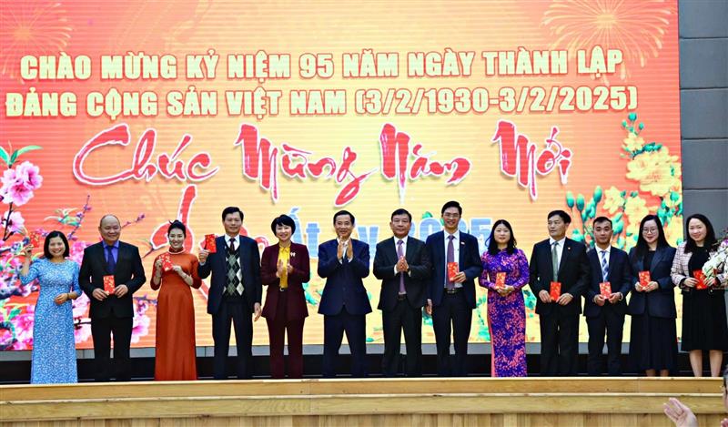 Thường trực Tỉnh uỷ chụp hình lưu niệm với cán bộ, công chức, viên chức Đảng uỷ Khối Doanh nghiệp tỉnh