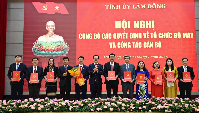 Trao quyết định bổ nhiệm giữ chức vụ Giám đốc Sở Dân tộc và Tôn giáo tỉnh Lâm Đồng cho đồng chí Bùi Huy Thành và các đồng chí cấp phó
