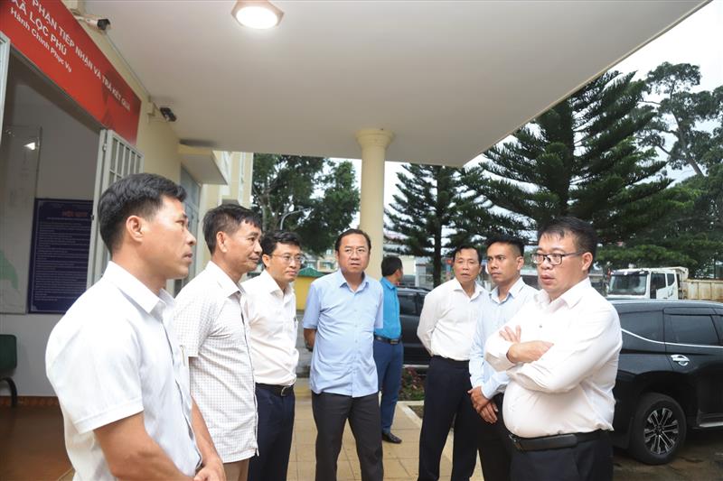Đồng chí Tôn Thiện Đồng và đồng chí Nguyễn Ngọc Phúc kiểm tra tại trụ sở UBND xã Lộc Phú (huyện Bảo Lâm)