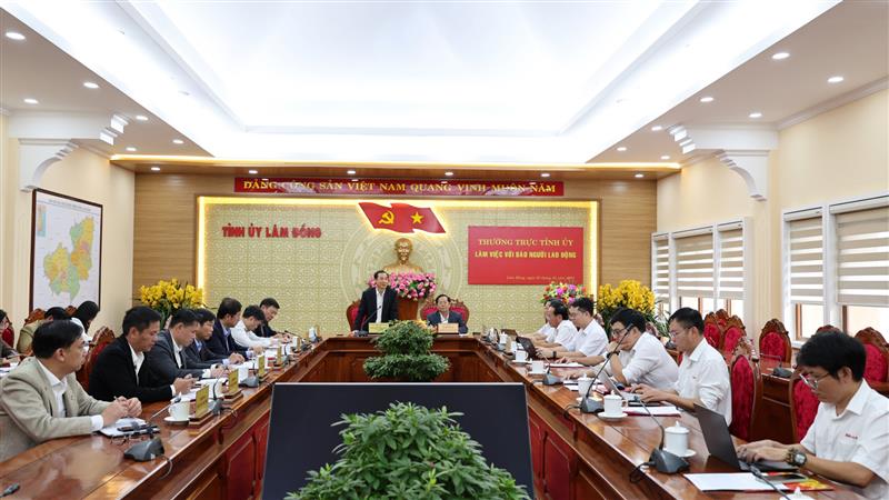 Quang cảnh buổi làm việc