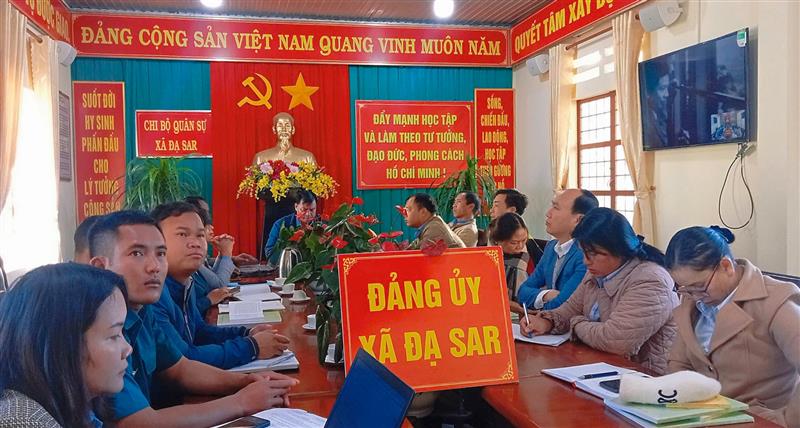 Cán bộ, đảng viên xã Đạ Sar dự Hội nghị tại trụ sở UBND xã qua cầu trực tuyến 