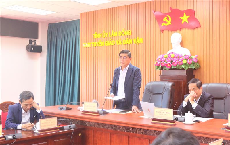 Đồng chí Nguyễn Khắc Bình, Ủy viên Ban Thường vụ Tỉnh ủy, Chánh Văn phòng Tỉnh ủy tỉnh trao đổi các vấn đề nhà báo quan tâm về Đại hội đại biểu Đảng bộ tỉnh Lâm Đồng lần thứ I.