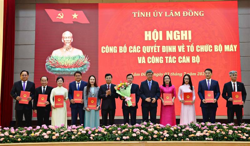 Trao quyết định bổ nhiệm giữ chức vụ Giám đốc Sở Văn hoá Thể thao và Du lịch tỉnh Lâm Đồng cho đồng chí Nguyễn Văn Lộc và các đồng chí cấp phó