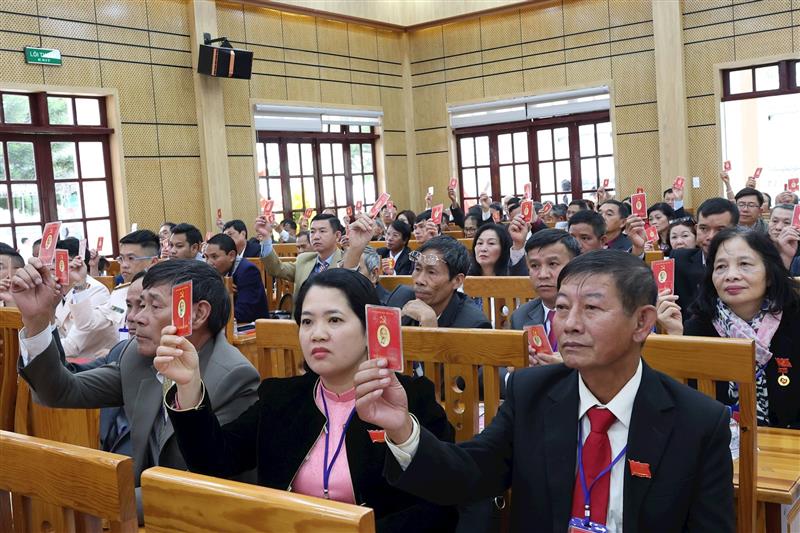 Đại biểu biểu quyết thông qua Nghị quyết Đại hội
