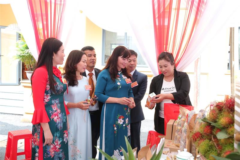 Các đại biểu tham quan các sản phẩm OCOP được trưng bày tại Đại hội
