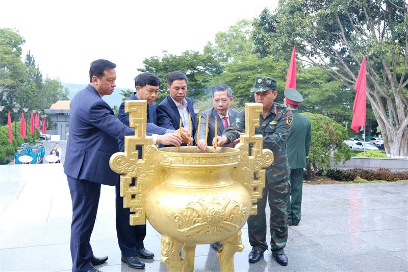 Lãnh đạo các phường trên địa bàn Bảo Lộc và thành viên Ban Chỉ đạo 515 tỉnh thắp hương tưởng niệm các anh hùng liệt sĩ