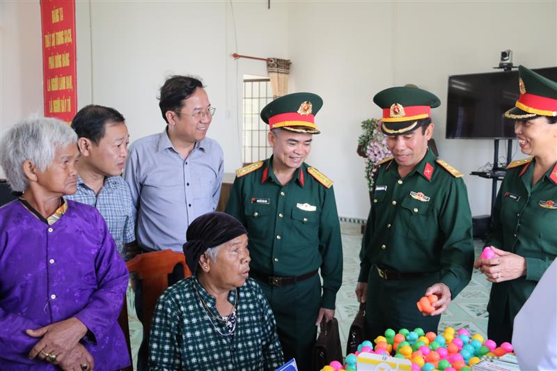 Đoàn kiểm tra tại nơi khám, phát thuốc miễn phí cho người dân