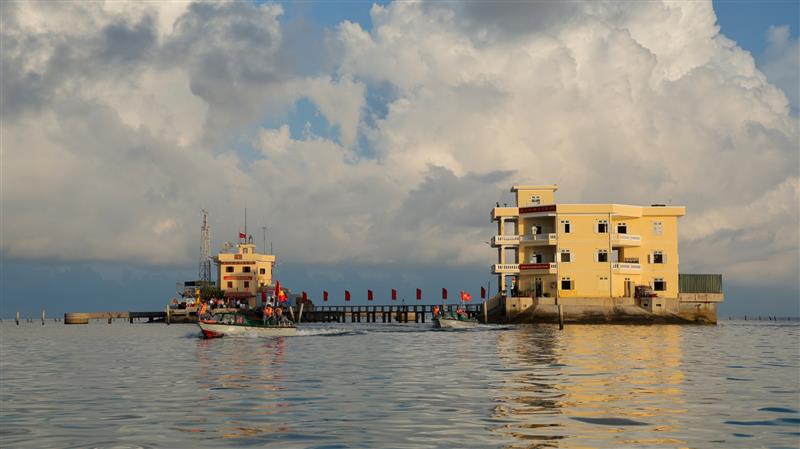 Xuồng chuyển tải đưa đoàn công tác vào đảo Đá Tây C