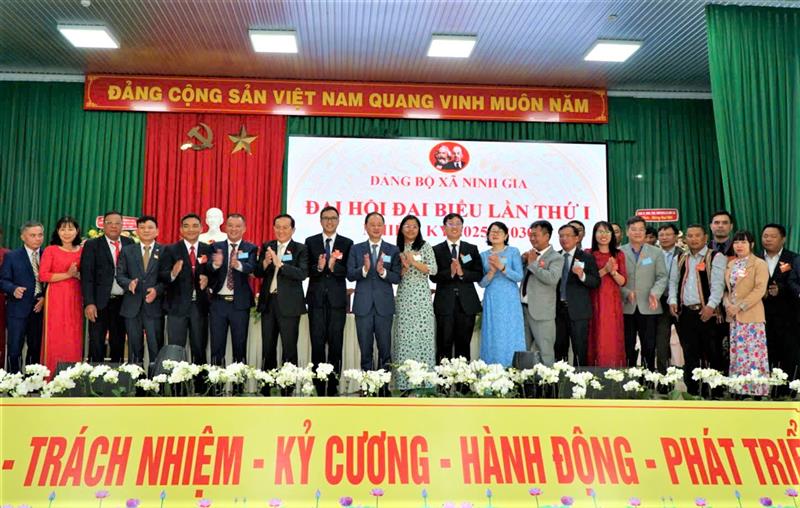 Ban Chấp hành Đảng bộ xã Ninh Gia nhiệm kỳ mới ra mắt Đại hội và chụp hình cùng lãnh đạo tỉnh